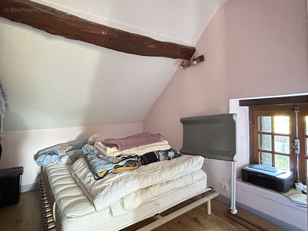 Une maison en pierres et tuiles de pays d'environ 160m2 comprenant: -Au rez-de-chaussée: cuisine aménagé avec - photo 14