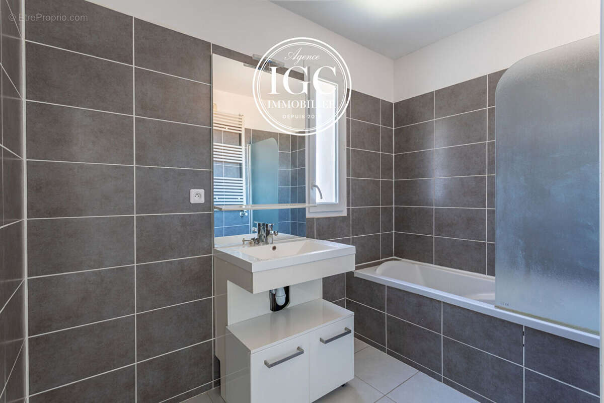 Appartement à CHATEAUNEUF-LES-MARTIGUES