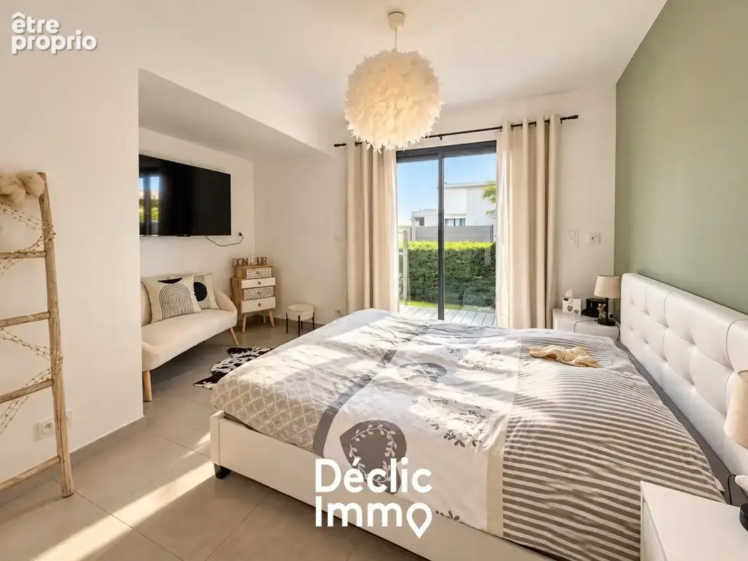 Villa contemporaine  5 chambres  piscine  vue mont saint-loup  vendue meublée - photo 9