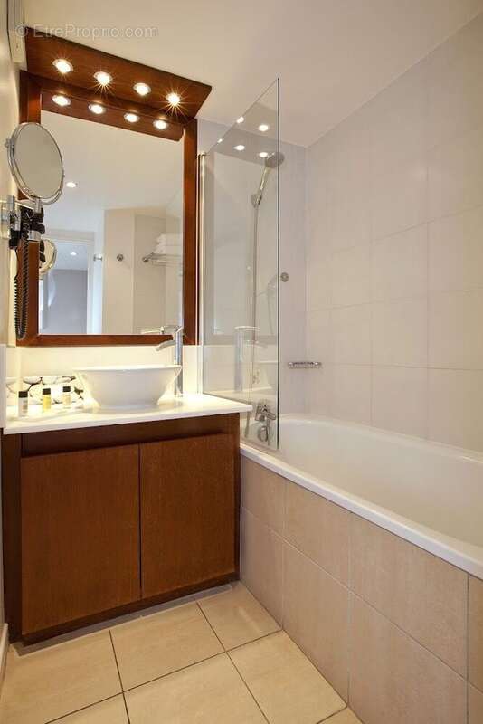 salle de bain - Appartement à COURBEVOIE