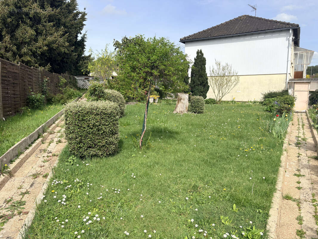 Maison à FONTAINE-LA-GUYON