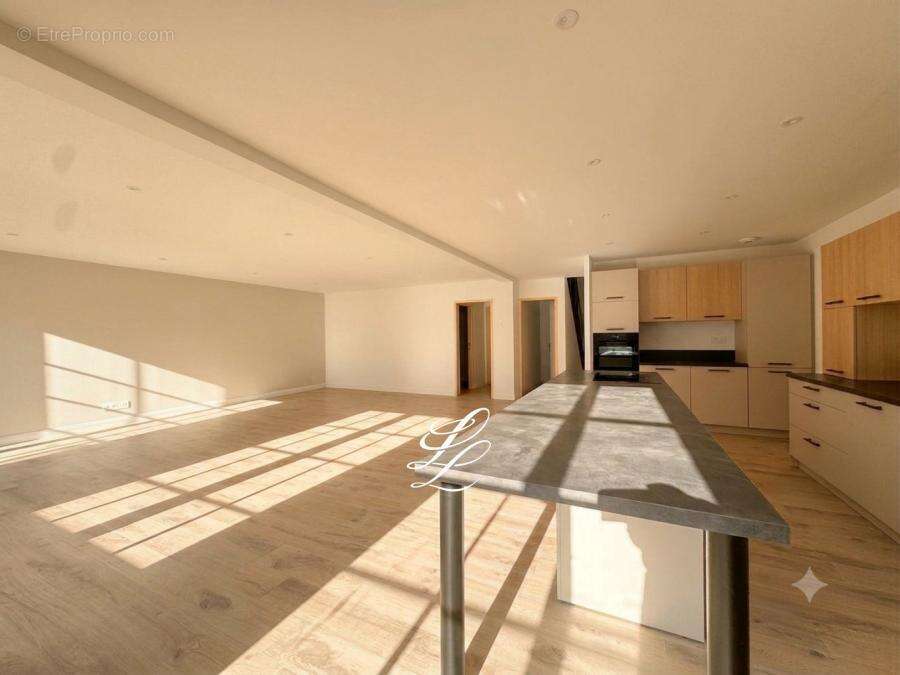 Appartement 217 m² à Le Mans  - photo 2