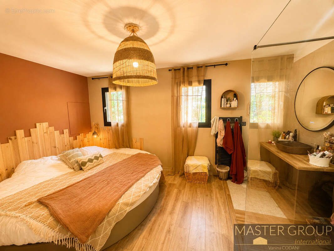 AJACCIO   Superbe villa de près de 200 m2 avec piscine, 6 chambres, deux appartements indépendants, garage et - photo 16