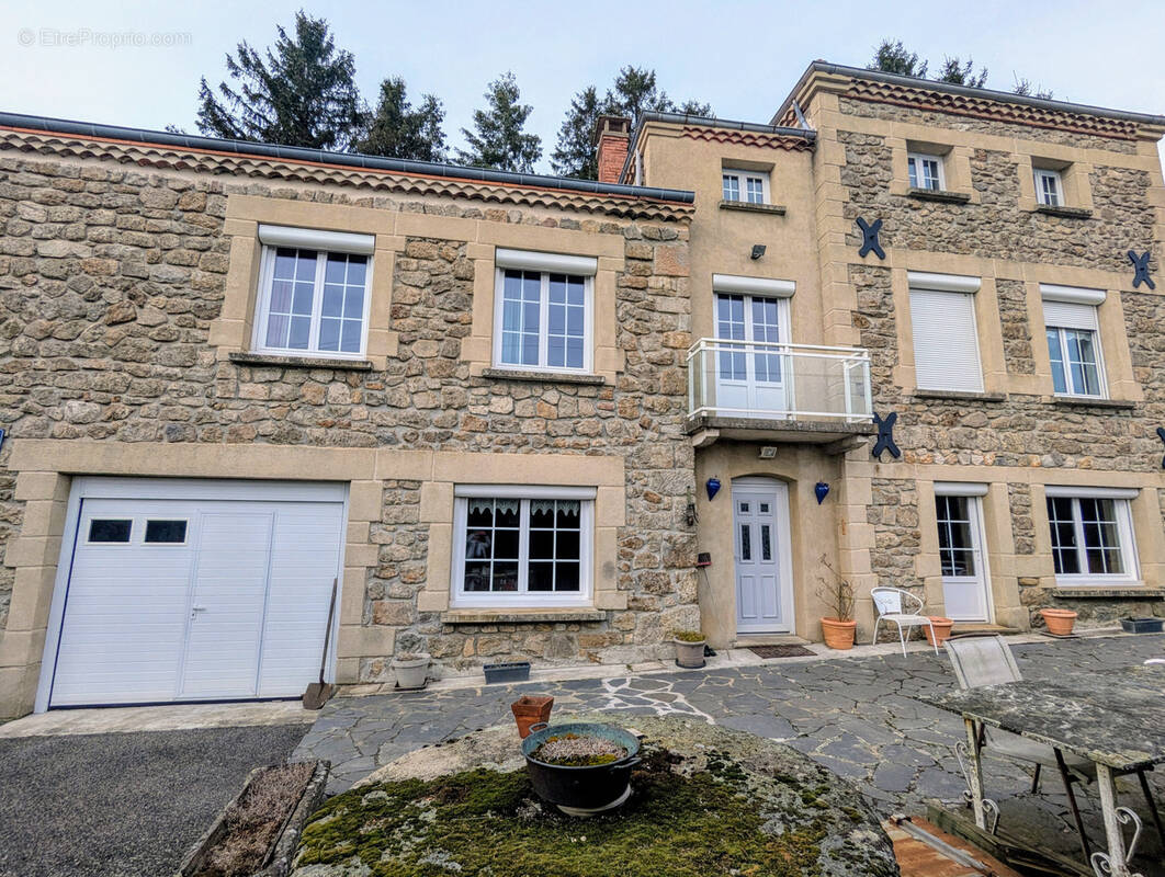Maison à SAINT-VICTOR-MALESCOURS