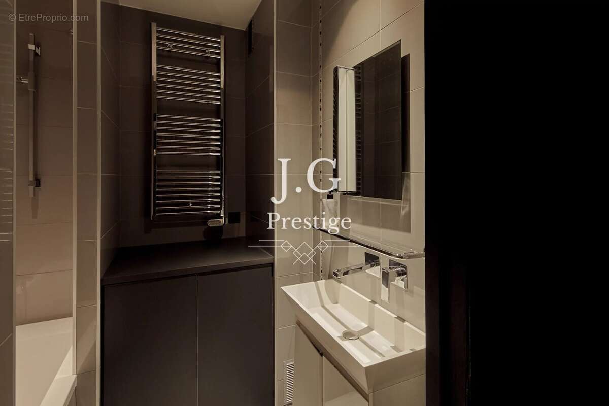 Appartement à PARIS-16E