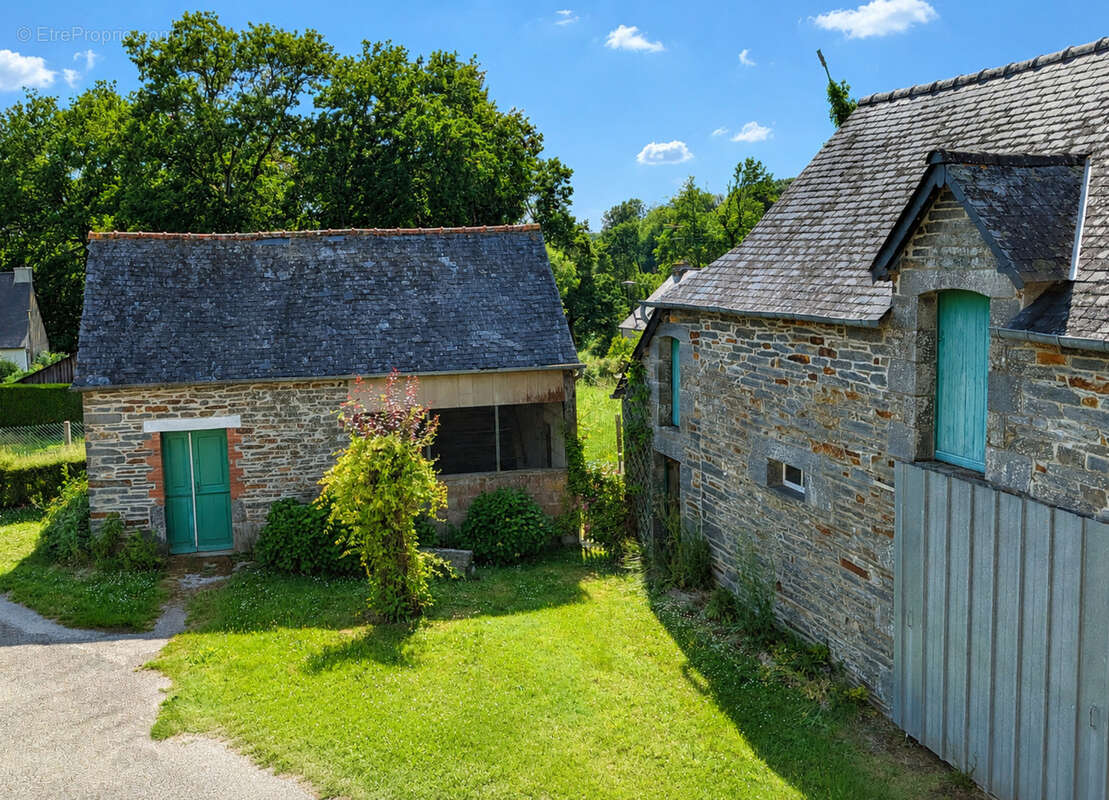 Maison en pierre avec dépendances et jardin – La Chapelle-Gaceline (La Gacilly) - grand terrain - véranda - charme - garage - photo 2