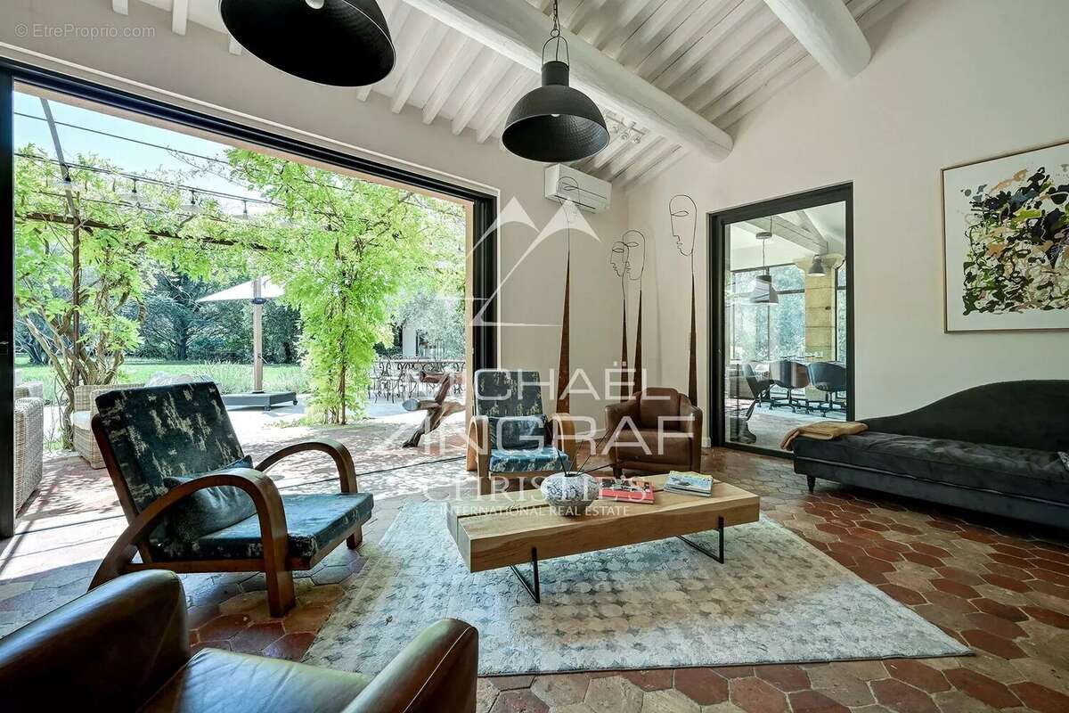 À quelques minutes du cœur d'Aix-en-Provence – Propriété d'exception de 12 pièces de 650 m² sur 1,2 hectares - photo 2