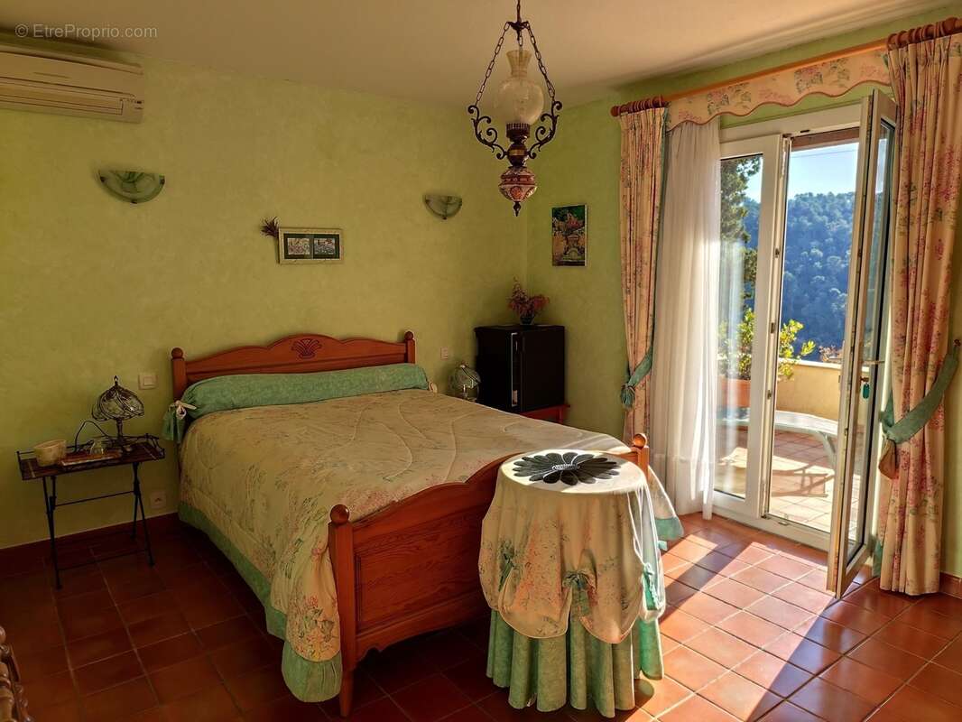 VAR (83) VINS SUR CARAMY, Magnifique Villa de charme de 163m² + studio 20m²et dépendances/1939m²avec piscine - photo 9
