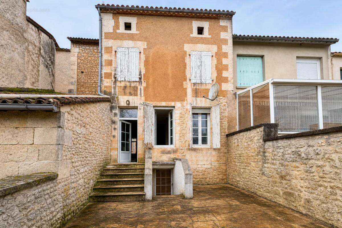 Maison spacieuse à Ronsenac, charme et confort - photo 4