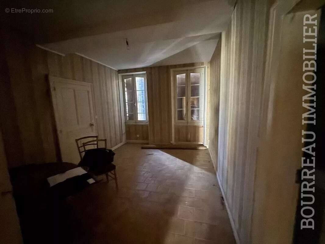 Maison à LA CELLE-SAINT-CYR