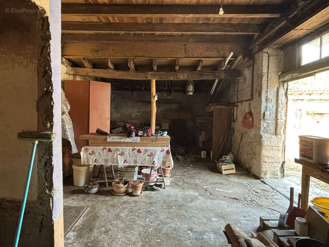 Maison en pierre 141 m2, 4 chambres, dépendances et jardin clos ! - photo 10