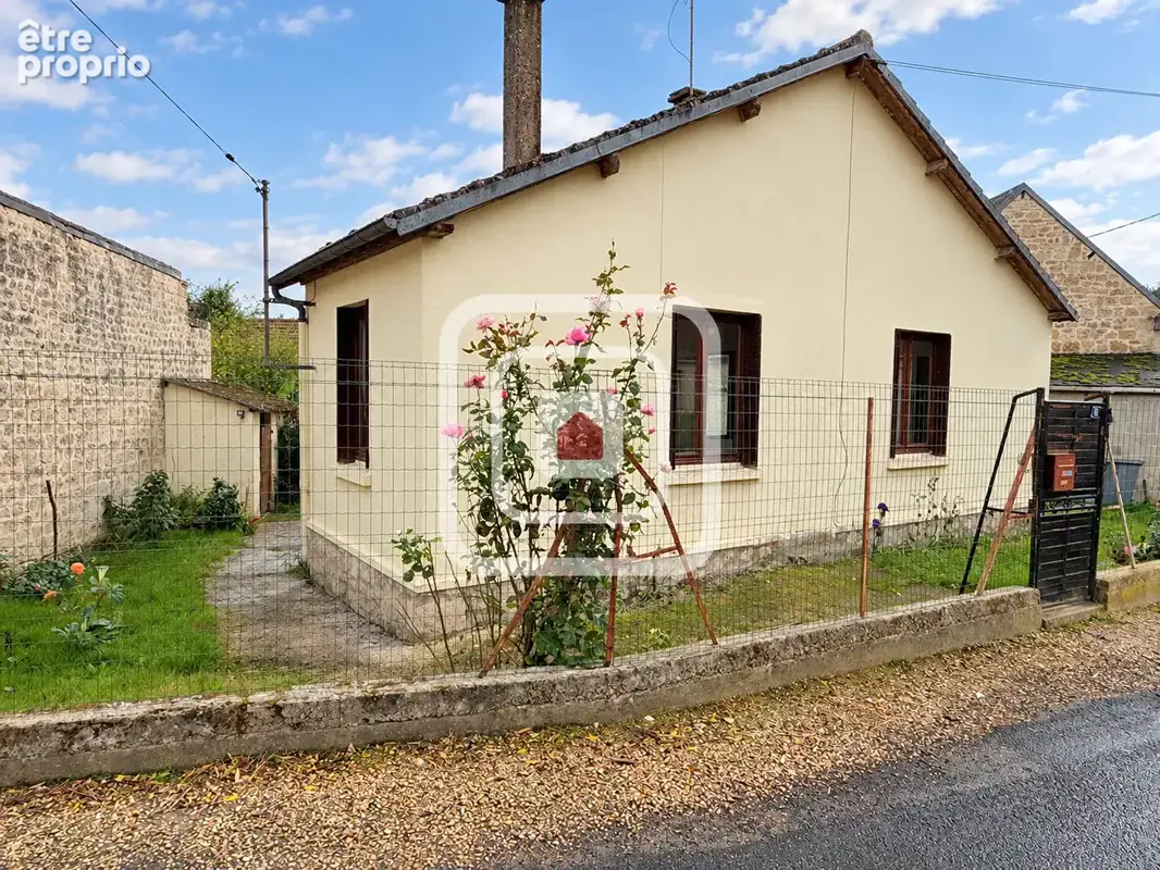 Maison ancienne de plain-pied avec jardin et petite dépendance - photo 1