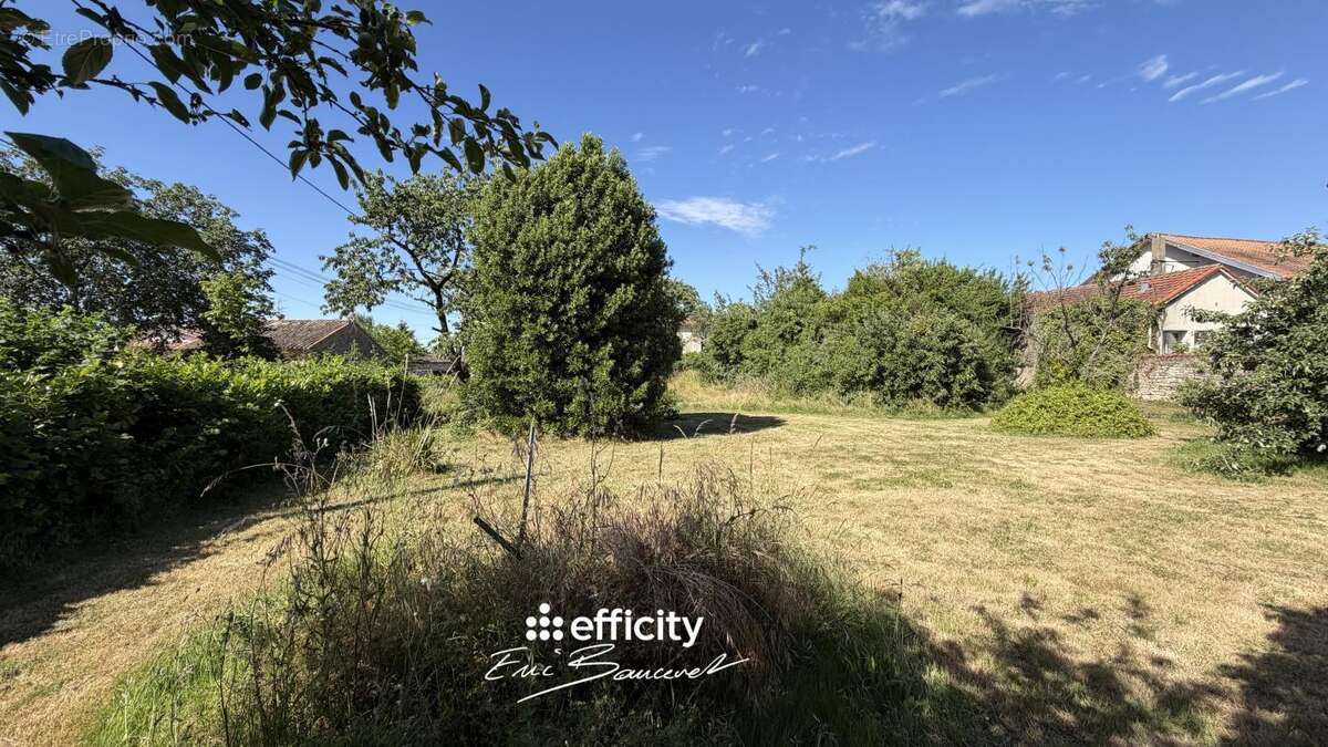 Terrain 819 m² à Azay-Le-Brule  - photo 4