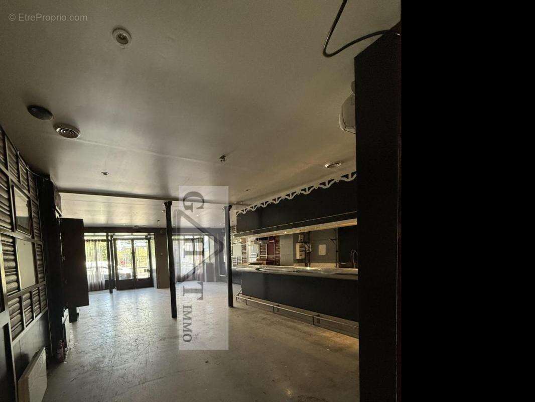 Local d'activités de 2190m2 a vendre SAINT DENIS - photo 3