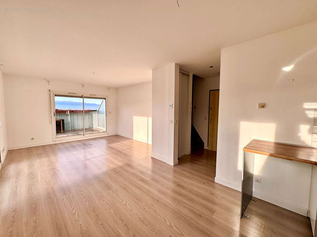 Appartement à COLLONGES-SOUS-SALEVE