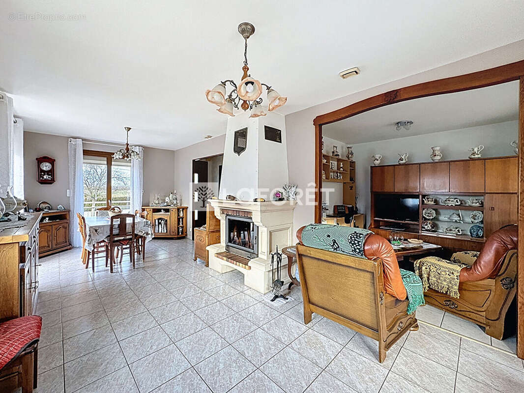 Maison à ESSERTENNE-ET-CECEY