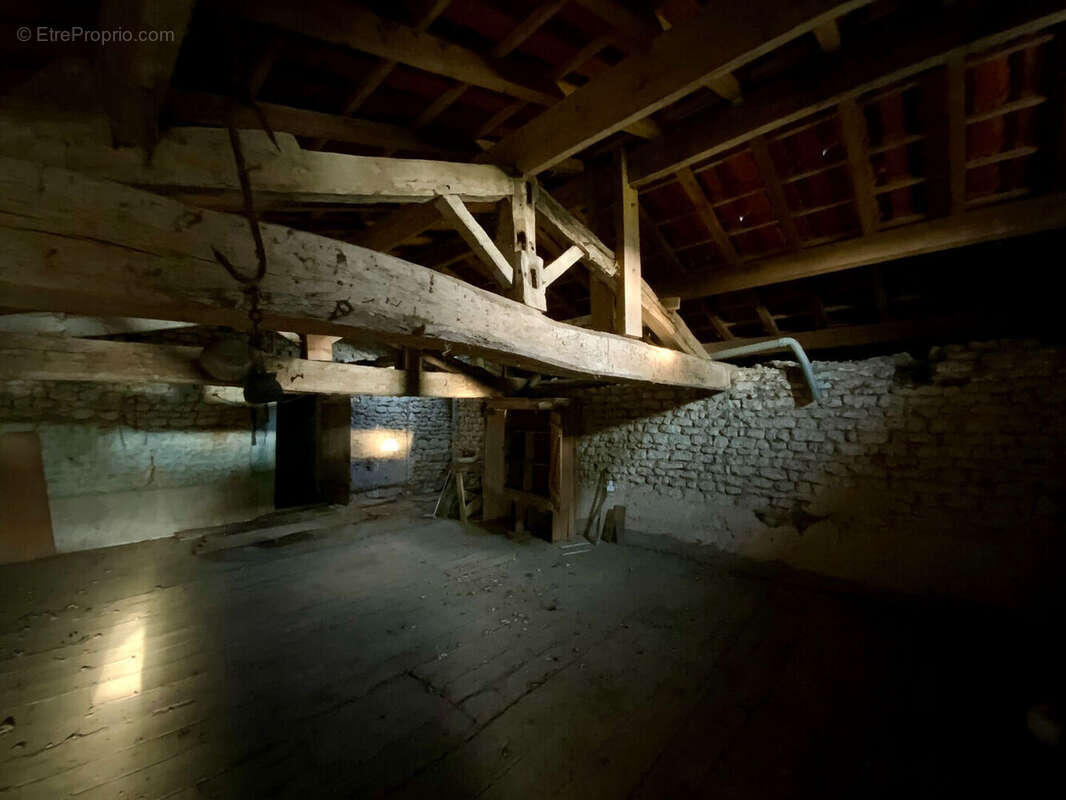 Maison à NIEUL-LE-VIROUIL