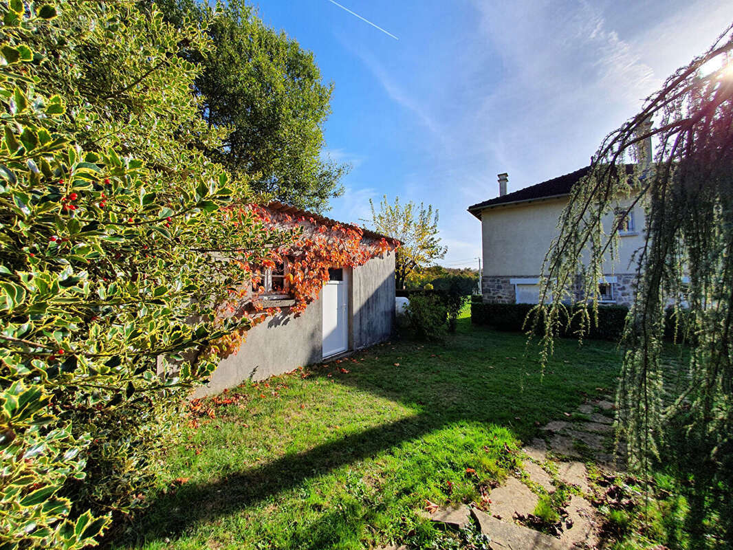 Maison à LA ROCHE-L'ABEILLE