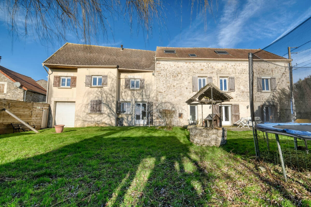Maison à PEROY-LES-GOMBRIES