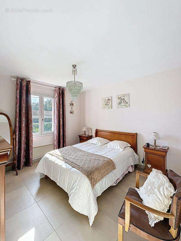 Le Luc - Villa 5 pièce(s) sur terrain de 1200 m2 - photo 6