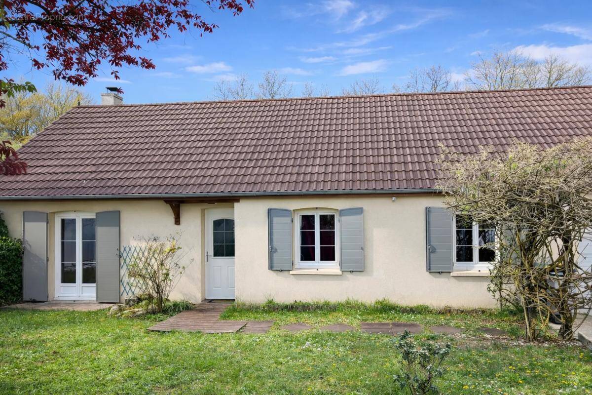 Maison à SAINT-DENIS-DE-L'HOTEL