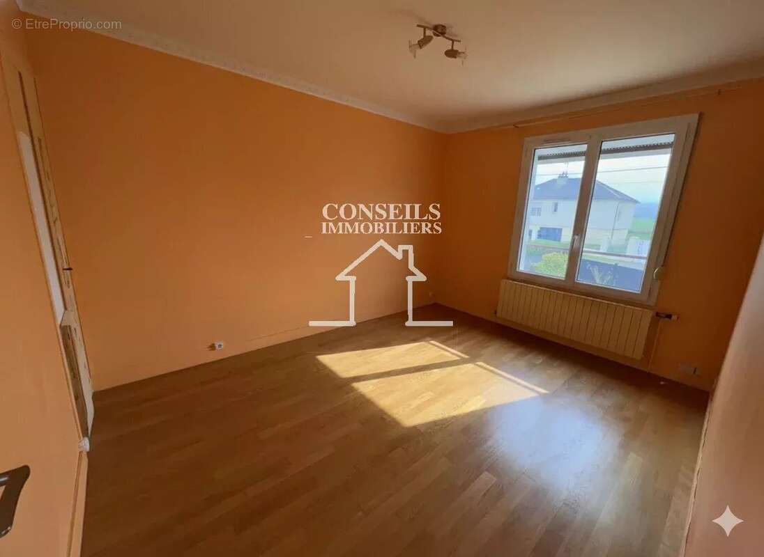 Maison à VILLENEUVE-SUR-YONNE