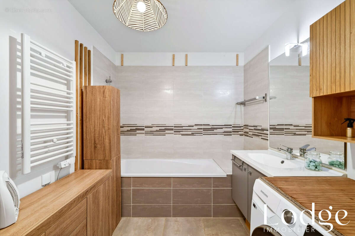 Appartement à CHATEAUNEUF-LE-ROUGE