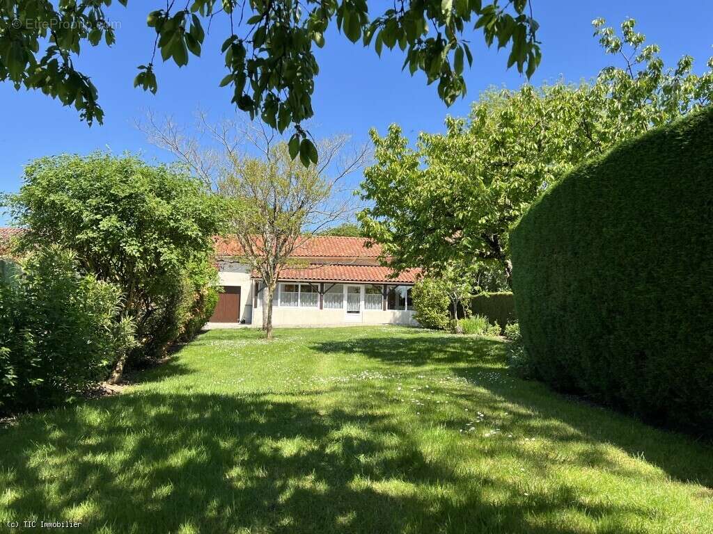 Maison à CHEF-BOUTONNE