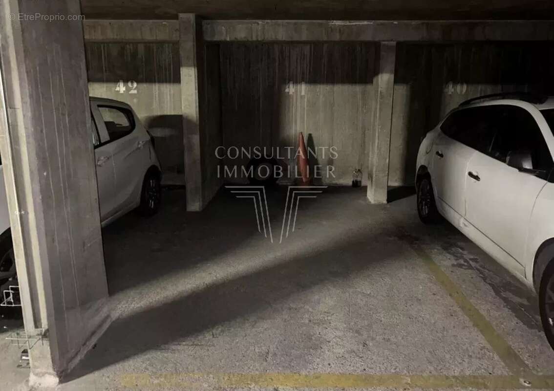 Parking à NEUILLY-SUR-SEINE