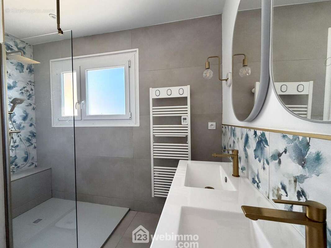 Salle d'eau rénovée avec double vasque - Appartement à VILLE-DI-PIETRABUGNO