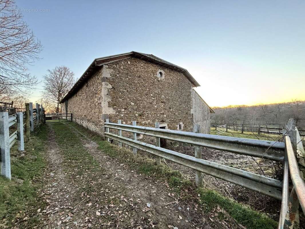 Grange 600m2 - photo 8
