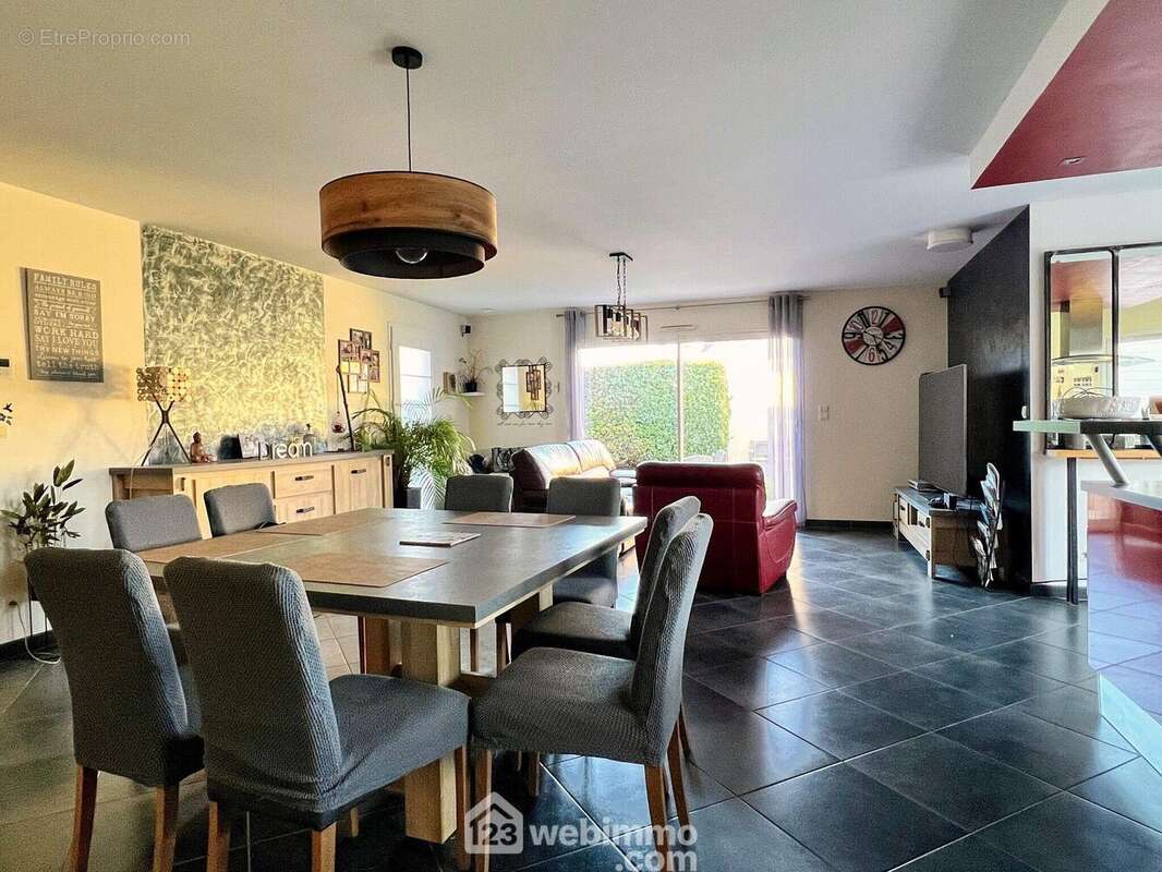 La maison dispose d'une belle pièce de vie lumineuse de 57 m²... - Maison à SAINT-MARTIN-DU-FOUILLOUX