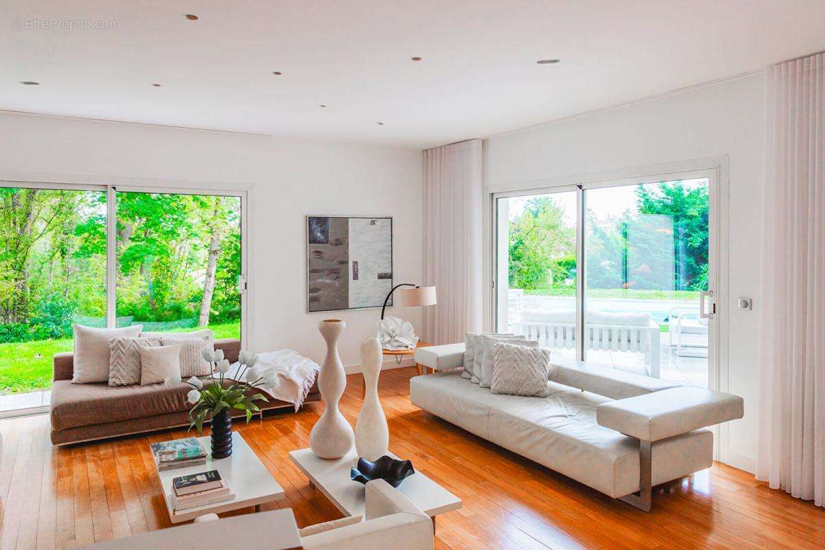 Maison Ecully Tronchon.1650000. 7 pièce(s) 286 m2 .5 chambres .terrain 1890m2.piscine.jardin - photo 5