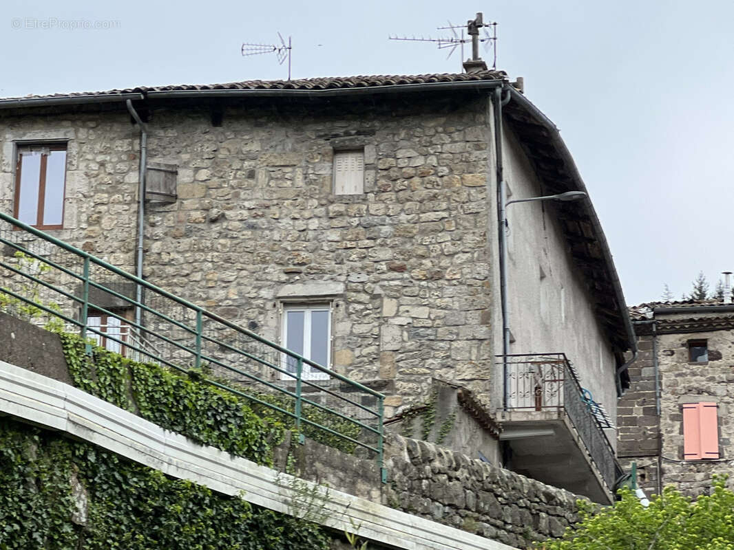Appartement à MONTPEZAT-SOUS-BAUZON