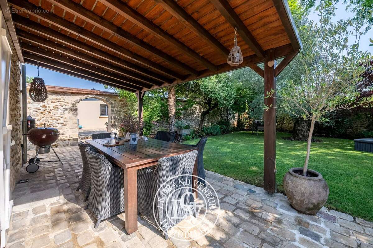 Proche barbizon - propriété traditionnelle et dépendance - 4 chambres - garage double - cave - piscine - jardin paysager - photo 13