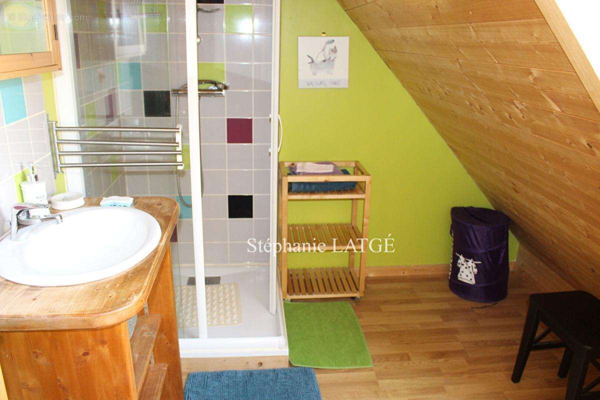 Ferme rénovée de 5 chambres avec Gîte à Larodde (63) - photo 18