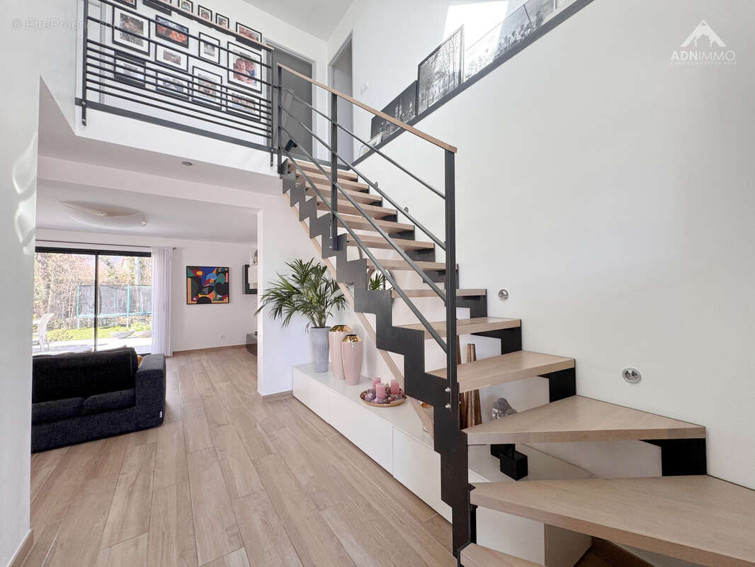 Maison à SAINT-GENIS-POUILLY