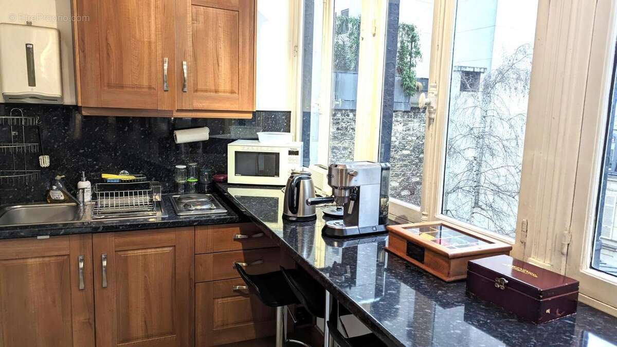 Commerce à PARIS-9E