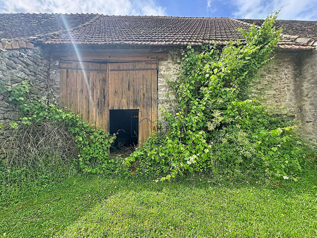 Maison à LUSSAC-LES-EGLISES
