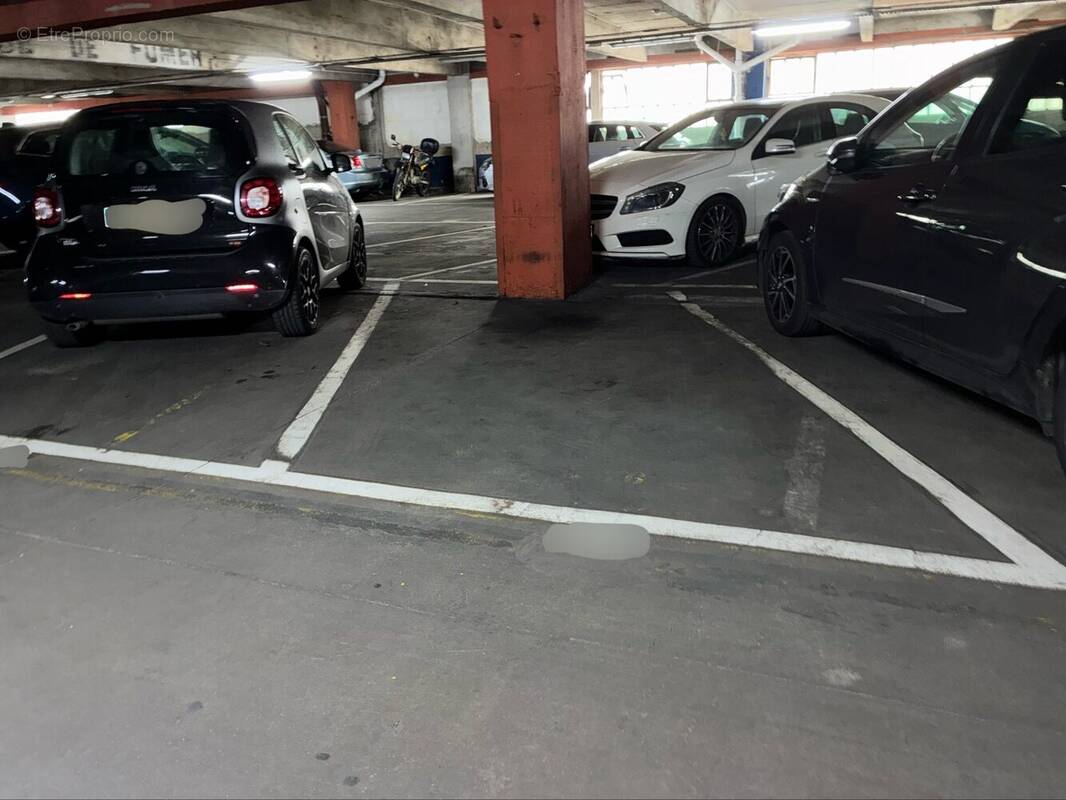 Parking à PARIS-17E