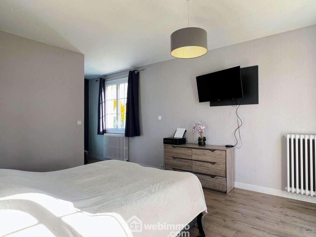 ... une grande suite parentale avec dressing... - Maison à CHALONNES-SUR-LOIRE