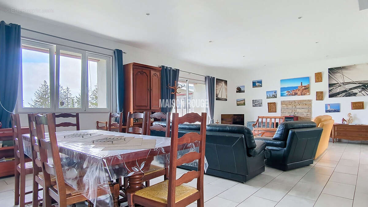 Maison à LA ROCHE-DERRIEN