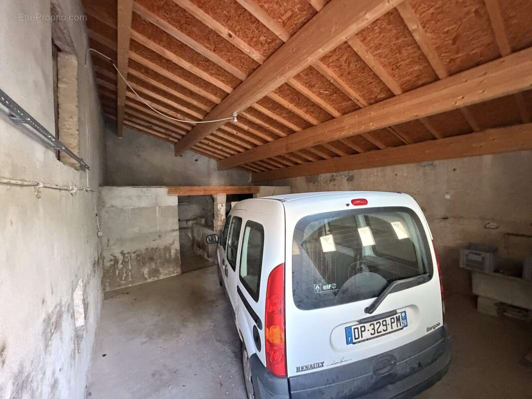 Garage - Maison à MONTELIER