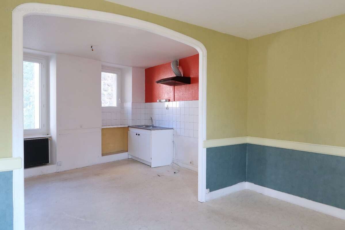 Maison à SAINT-ROMAIN-LACHALM