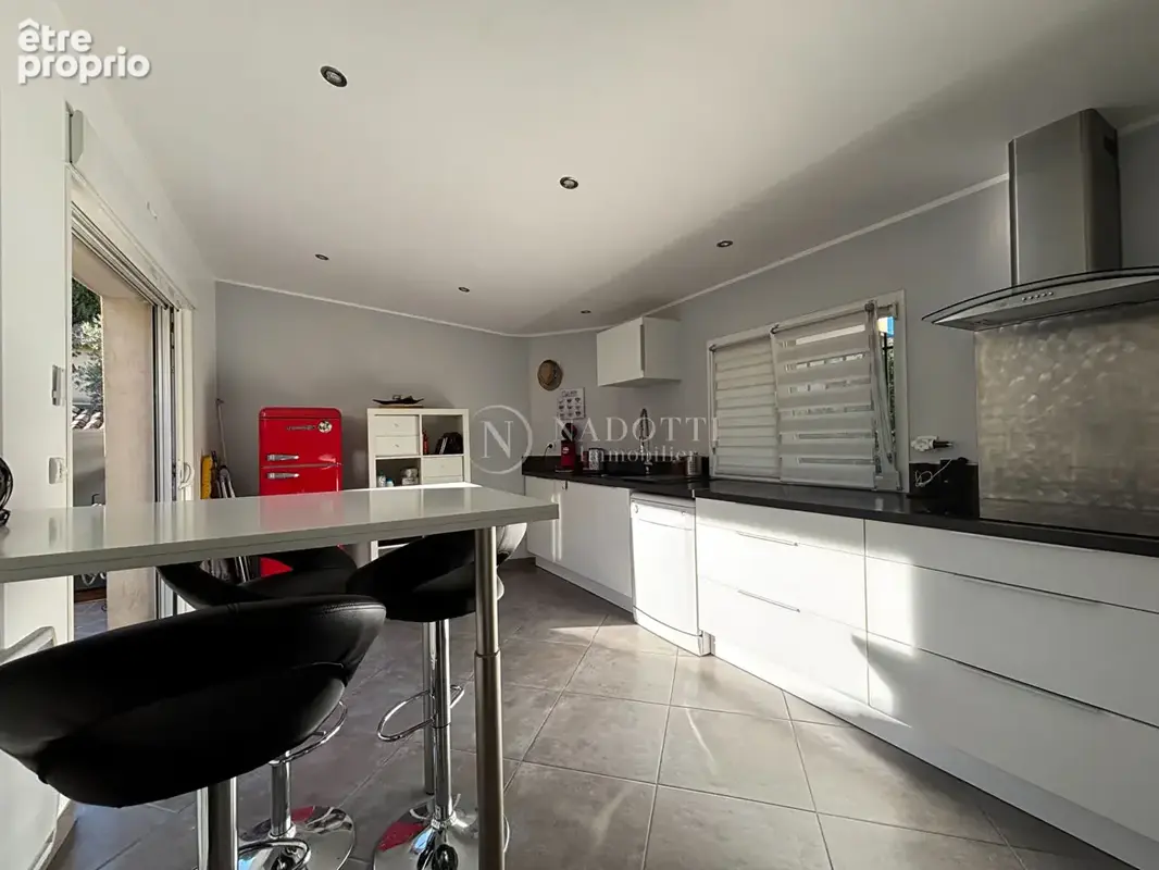 A VENDRE VILLELAURE (84530) Maison de village avec terrasse, deux garages, cave, sous sol et grenier - photo 3