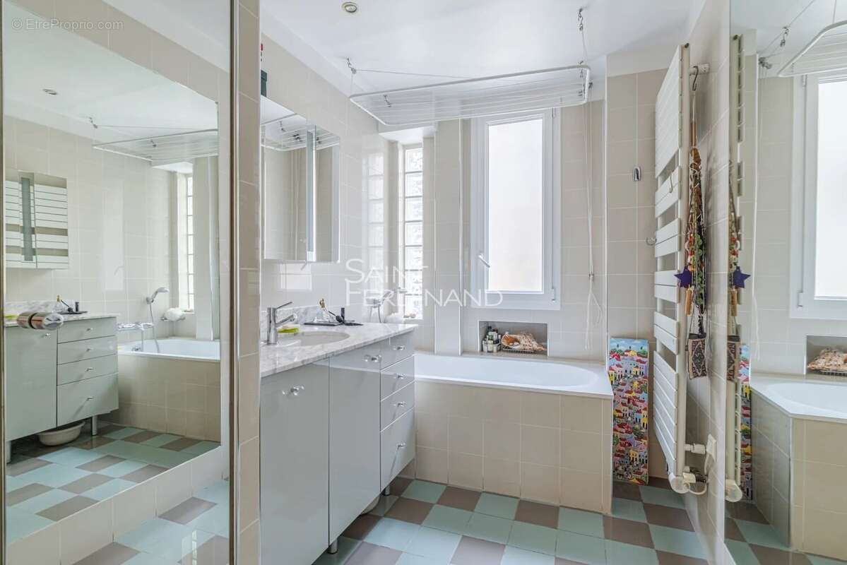 Appartement à PARIS-16E