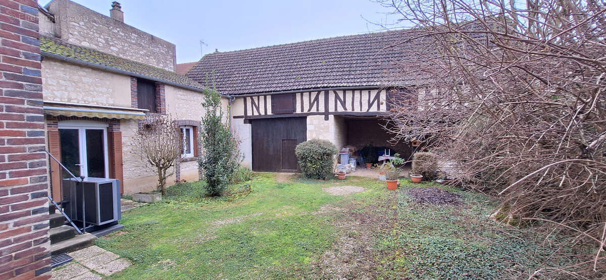 Maison à LAROCHE-SAINT-CYDROINE