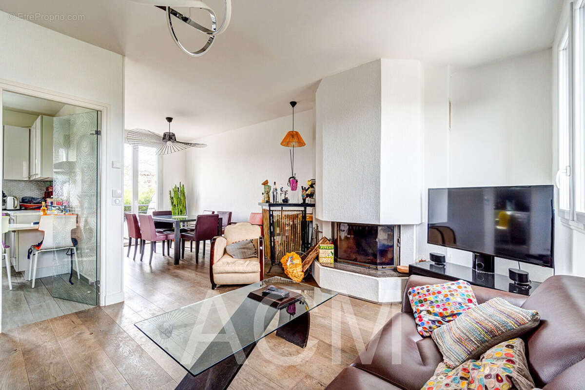 Maison à LE MESNIL-LE-ROI