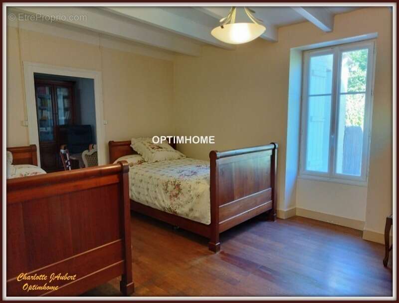 Maison à MONTMOREAU-SAINT-CYBARD