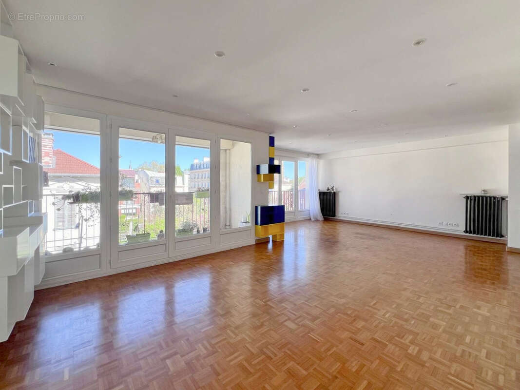 Appartement à COURBEVOIE